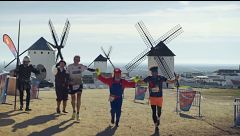 Raúl Gómez se contagia del espíritu manchego y consigue completar la maratón clandestina entre gigantes y molinos