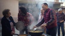 Raúl Gómez disfruta de dos clásicos de la gastronomía manchega: las migas y las gachas