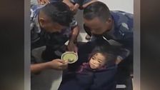 El milagro de Nepal: rescatan con vida a una niña de seis años tras casi 60 horas bajo los escombros
