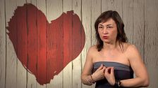 Pilar siente que tiene que ser sincera con su cita: “Tu ciudad me parece fea”