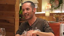 Antonio la lía al echarle a su cita cuatro años más de los que tiene: “¡No me lo creo!”