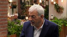 Carlos Sobera se sorprende al descubrir el arma secreta de Ernest para conquistar a los chicos: "Me parece una buena carta de presentación"