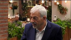 Carlos Sobera se sorprende al descubrir el arma secreta de Ernest para conquistar a los chicos: "Me parece una buena carta de presentación"