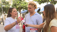 Juan reparte comida a los migrantes de Ceuta, pero su iniciativa ha provocado enfrentamientos con los vecinos