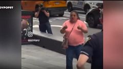 Una mujer muere abatida tras apuñalar a dos personas, una de ellas ha fallecido, en pleno Times Square de Nueva York