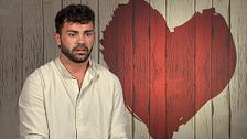 Un soltero queda sorprendido al conocer los tiempos de su cita para dar el primer beso: “Demasiado agresivo, ¿no?”