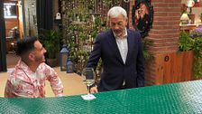 Un soltero representa sus tácticas para ligar al equipo de ‘First Dates’: “Si se deja…”