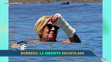 Las últimas imágenes de Carmen Borrego disfrutando de verano: escayolada bañándose en el mar