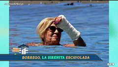 Las últimas imágenes de Carmen Borrego disfrutando de verano: escayolada bañándose en el mar