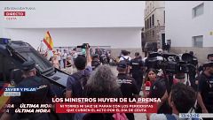 Vecinos de Ceuta increpan al grito de ‘traidores’ a los ministros y estos huyen: “Aquí hay más policía que en la frontera”