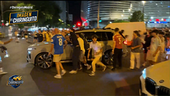 La afición del Real Madrid rodea el coche de Mourinho