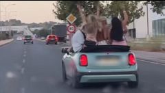 Encima de un descapotable y con copa en mano: denuncian varios casos de conducción temeraria en Baleares difundidos en redes