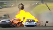 Brutal accidente en el GT de China: un piloto salva a su compañero del coche envuelto en llamas