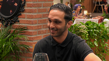 A Carlos le gusta tanto Macarena que hasta se le “duermen los pies”