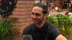 A Carlos le gusta tanto Macarena que hasta se le “duermen los pies”