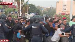 Heridos y cargas policiales en el traslado de los migrantes al campamento del puerto de Ceuta
