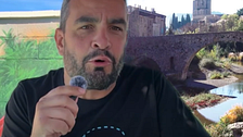 Chico lleva 15 años viajando gratis por el mundo cuidando animales: "He estado en una mini granja y en un casoplón en Wellington"