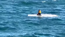 Rescatan con vida a un menor que pasó tres días a la deriva tras volcar su barca en Alaska: su hermano y su primo fallecieron