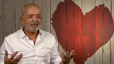 A Santi le “tira para atrás” la edad de Paqui: “Mi madre parece más joven”