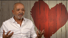 A Santi le “tira para atrás” la edad de Paqui: “Mi madre parece más joven”