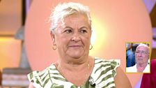 Dolores cuenta las razones detrás de las separaciones con su marido, que la escucha desde el público