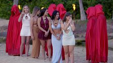 Las chicas estallan con la llegada de las tentadoras y conocen a los solteros con los que van a compartir villa: "Sois más respetuosos por lo menos"