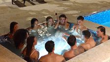 Los chicos terminan en la piscina con las solteras haciendo sonar la alarma: “¿Cómo van a estar jugando?”