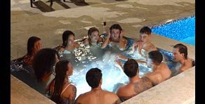 Los chicos terminan en la piscina con las solteras haciendo sonar la alarma: “¿Cómo van a estar jugando?”