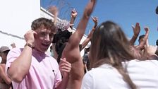 Los inmigrantes marroquíes no quieren en su campamento a Juan, ‘El justiciero de Ceuta’: “¡Fuera, fuera!”