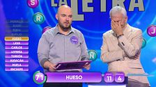 Carlos Sobera se parte de la risa con las respuestas de los concursantes