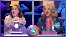 Carolina Ferre y María Casado lo dan todo cantando por Mónica Naranjo: "¡Desátameeeeee!"