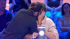 El beso de película de Álex Adrover y José Lamuño en ‘Rueda la letra’