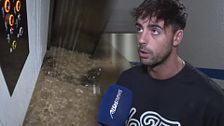 Queda atrapado por las lluvias en el ascensor, manda un whatsapp al grupo de vecinos y le rescatan con el agua por el pecho: "Son mis ángeles de la guarda"