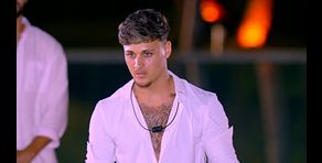 Fran se queda en blanco en plena presentación de los solteros y provoca las risas de los chicos: "Normal, con esa cara"