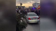 Un grupo de manifestantes destroza el vehículo de una diputada de ‘Ceuta Ya!’  tras confundirla con activistas de una ONG Navarra: “¡Que no somos nosotros!”