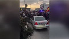 Un grupo de manifestantes destroza el vehículo de una diputada de ‘Ceuta Ya!’  tras confundirla con activistas de una ONG Navarra: “¡Que no somos nosotros!”