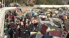 Para qué sirve la pulsera que se les pone a los inmigrantes: comida, asistencia sanitaria y alojamiento