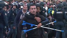Disparos al aire y avalanchas humanas en el traslado de los inmigrantes al puerto de Ceuta