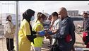Cacheos y pulseras identificativas, así son clasificados los inmigrantes en el campamento del puerto de Ceuta