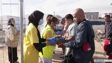 Cacheos y pulseras identificativas, así son clasificados los inmigrantes en el campamento del puerto de Ceuta