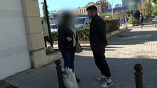 La tensa reacción de una funcionaria al ser pillada de compras en su jornada laboral: "¡Me estoy poniendo nerviosa!"