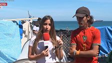 Hablamos con el inmigrante de la playa de El trampolín que ha montado un mercadillo: ‘’Es su forma de demostrar que ha venido a trabajar’’