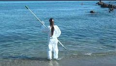 Sanidad mide la contaminación del agua de la Playa del Trampolín en Ceuta