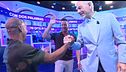 Ray Zapata hace una demostración de gimnasia artística y pone al público en pie