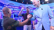 Ray Zapata hace una demostración de gimnasia artística y pone al público en pie