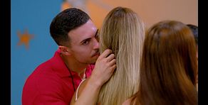 Las conversaciones de Sergio con Irini le llevan a activar la luz de la tentación: “Sigue, me gusta verlo”