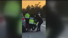 Cinco hombres se hacen pasar por policías y secuestran a un conductor en plena AP-7 en Barcelona: la víctima apareció ensangrentada a las horas