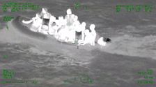 Las imágenes exclusivas de una de las últimas intervenciones de la Guardia Civil interceptando en el Estrecho a las mafias que trasladan migrantes