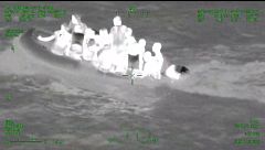 Las imágenes exclusivas de una de las últimas intervenciones de la Guardia Civil interceptando en el Estrecho a las mafias que trasladan migrantes
