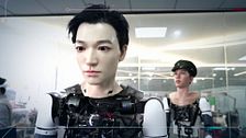Policías, bomberos y hasta mascotas: ‘En el punto de mira’ descubre en China los robots humanoides más avanzados